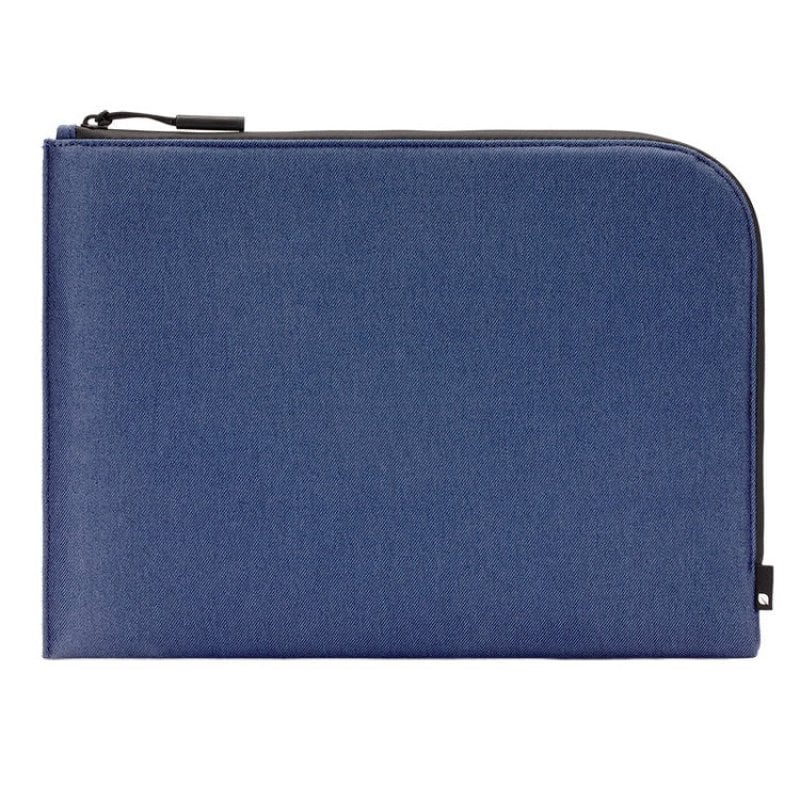 Image of Custodia Incase Facet Sleeve in tessuto riciclato blu navy per MacBook Pro 14 (2021)