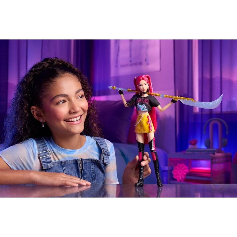 Muñeca Mattel Mira Guerreras K pop con Espada
