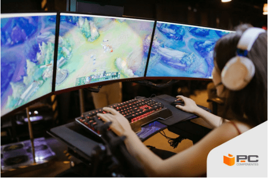 Uma mulher a experimentar monitores 144Hz vs 240Hz