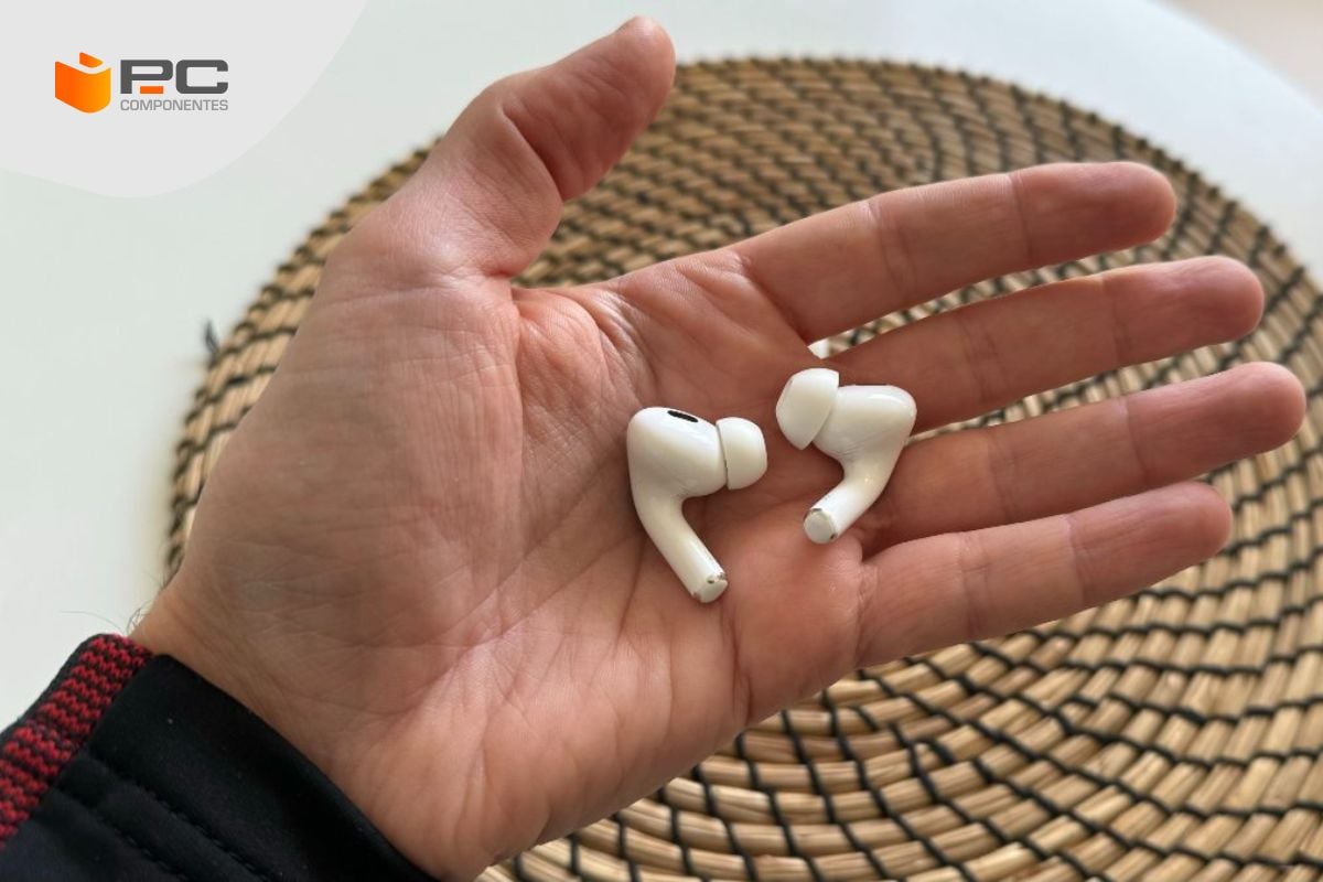 Una mano sosteniendo los AirPods Pro 2 Una mano sosteniendo los AirPods Pro 2