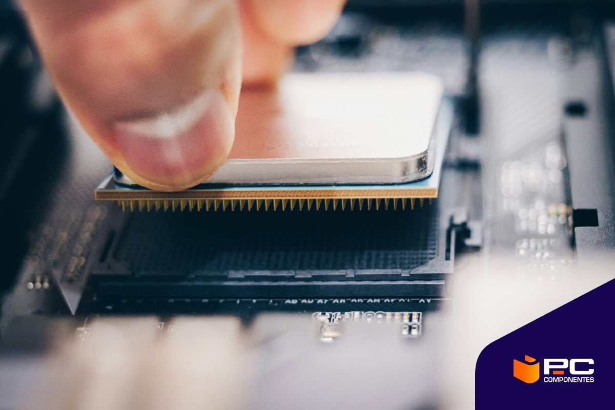 Una persona abriendo su PC para saber el procesador tiene tu ordenador