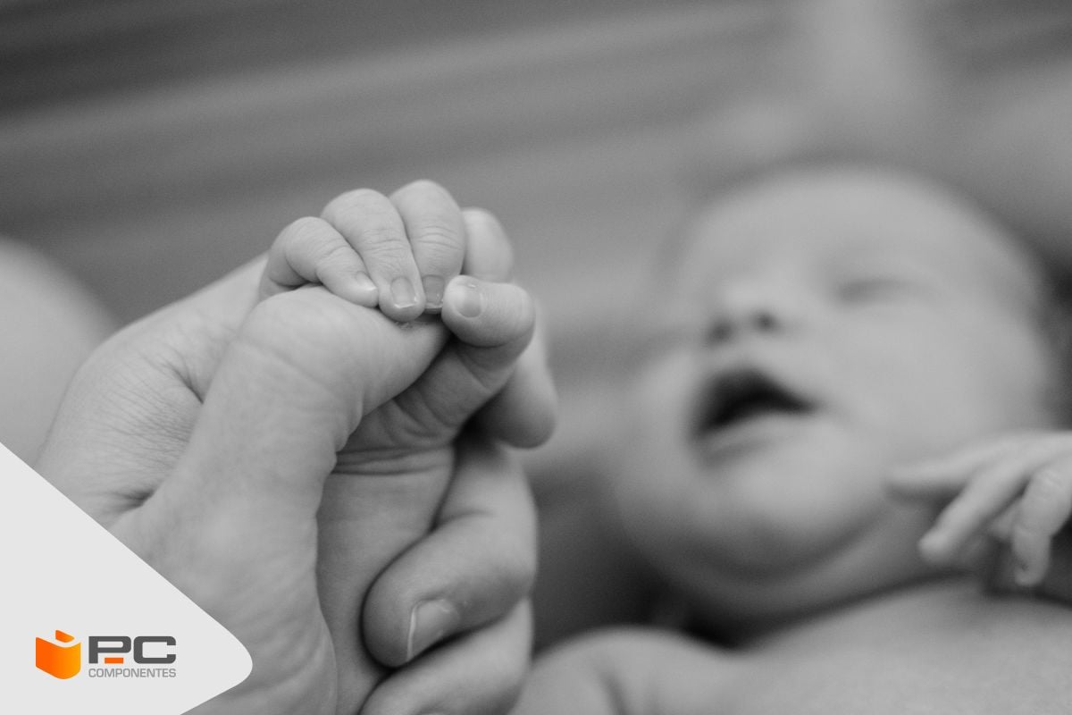 Un bebe con uno de los mejores regalos para padres primerizos Un bebe con uno de los mejores regalos para padres primerizos