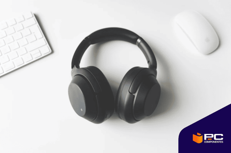 um dos melhores fones sem fios em cima de uma mesa