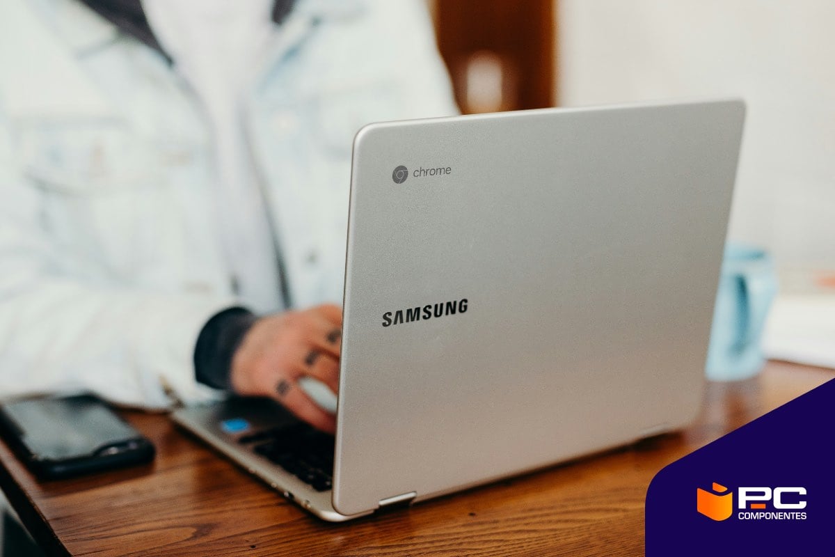 Eine Person arbeitet mit einem der besten Chromebook-Laptops von PcComponentes