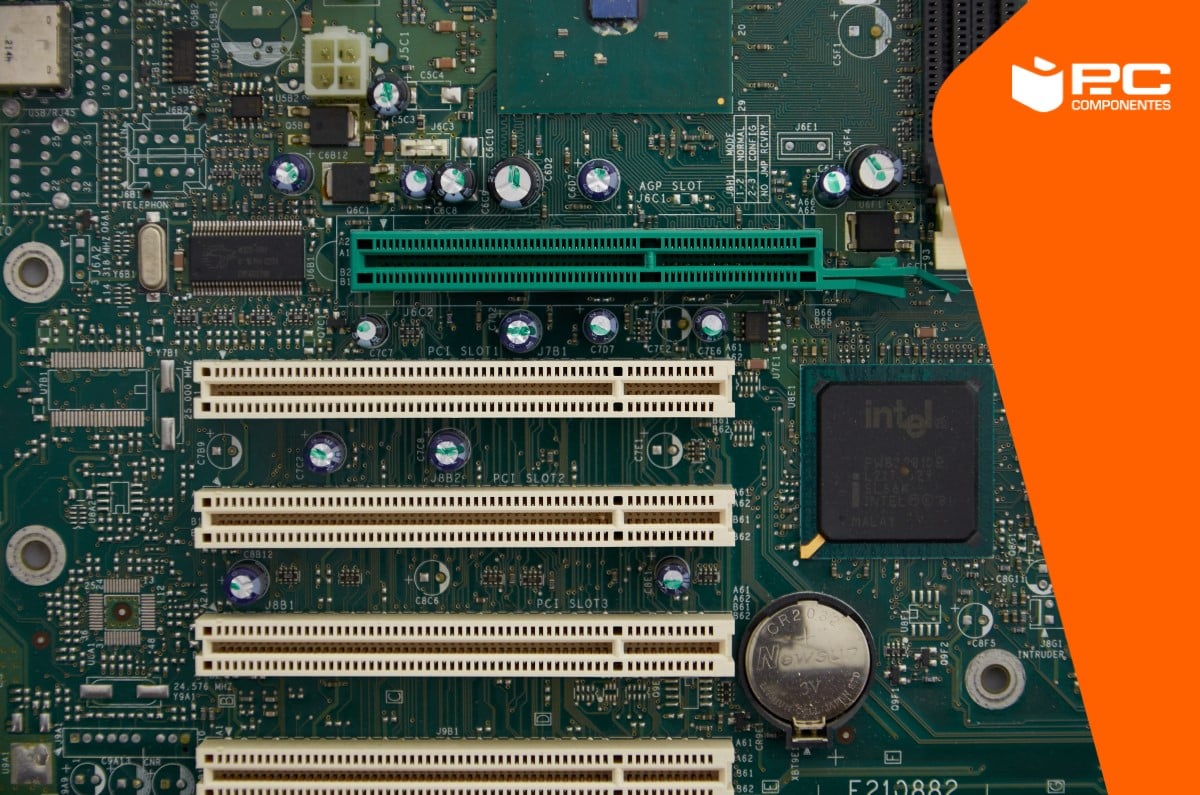Una tarjeta de expansión de PC en una placa base Una tarjeta de expansión de PC en una placa base
