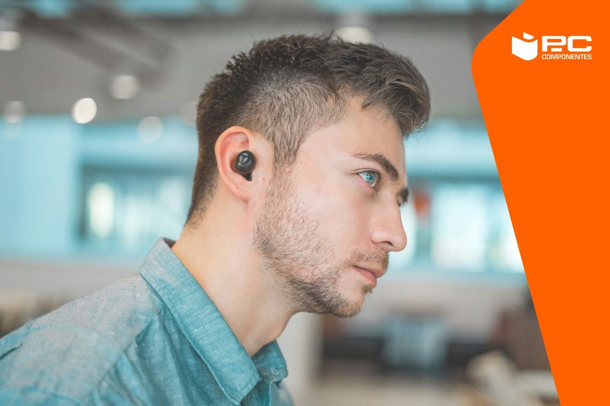 Un hombre después de conectar los auriculares inalámbricos Bluetooth a la PS4