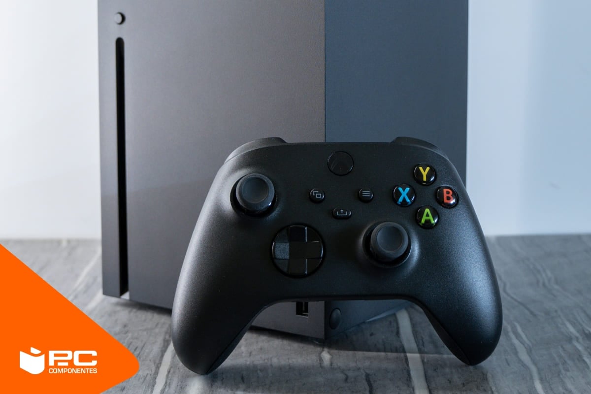 Un mando negro de Xbox delante de una Xbox X