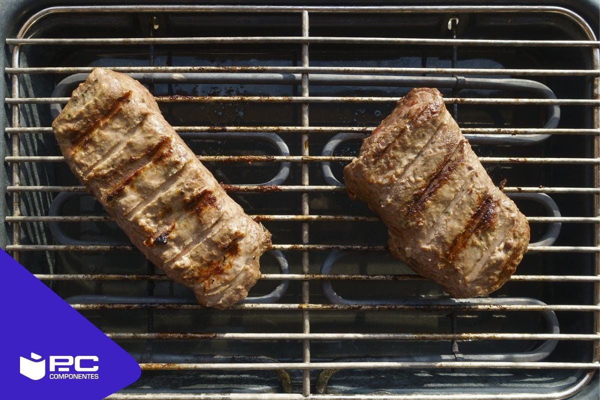 Dos pedazos de carne asados encima de una barbacoa