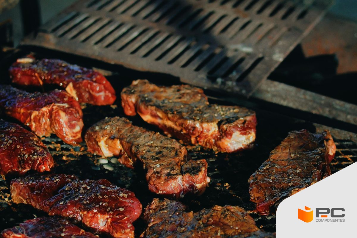 Carne cocinada en una de las mejores barbacoas de carbón calidad-precio