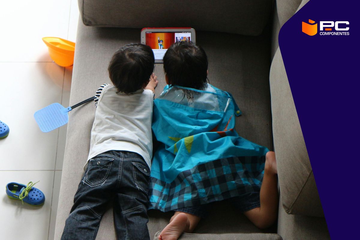 Dos niños usando un móvil vs tablet Dos niños usando un móvil vs tablet