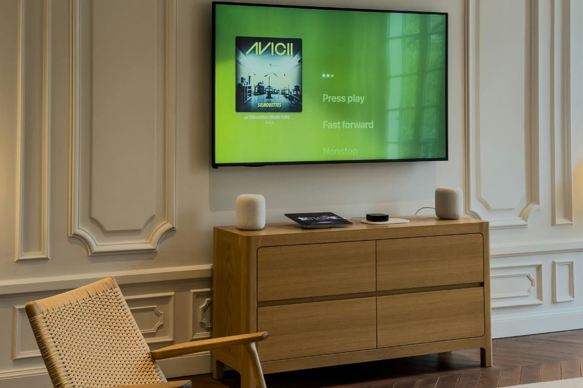 Ein Beispiel für einen der besten großen Fernseher zum Aufhängen an der Wand Ein Beispiel für einen der besten großen Fernseher zum Aufhängen an der Wand von PcComponentes.
