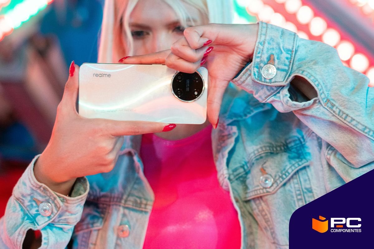 Eine Frau, die das Samsung Galaxy A25 vs Realme 12 5G hält. Eine Frau, die das Samsung Galaxy A25 vs Realme 12 5G hält.