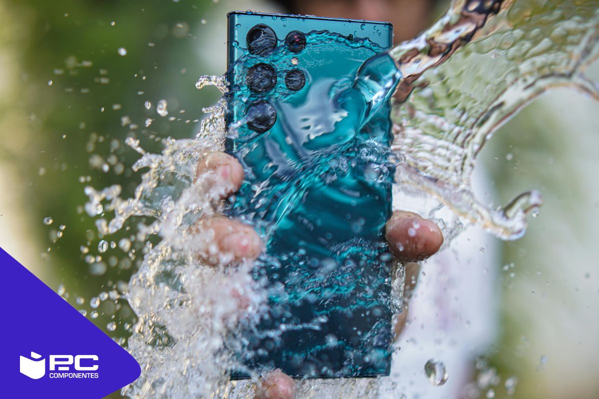 Eine Person, die ein Samsung Galaxy A14 5G vs Realme 12X 5G nass macht