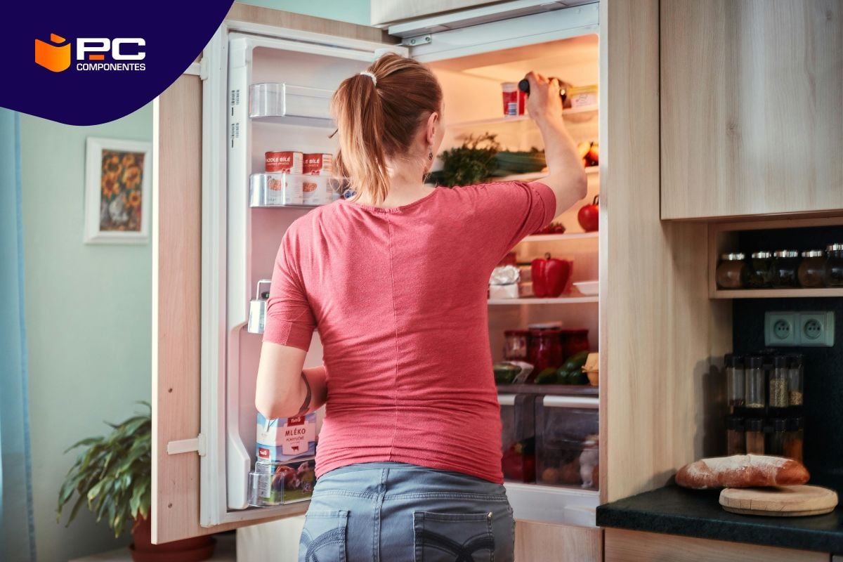 Uma mulher à procura de um dos melhores frigoríficos inteligentes Uma mulher a procurar num dos melhores frigoríficos inteligentes