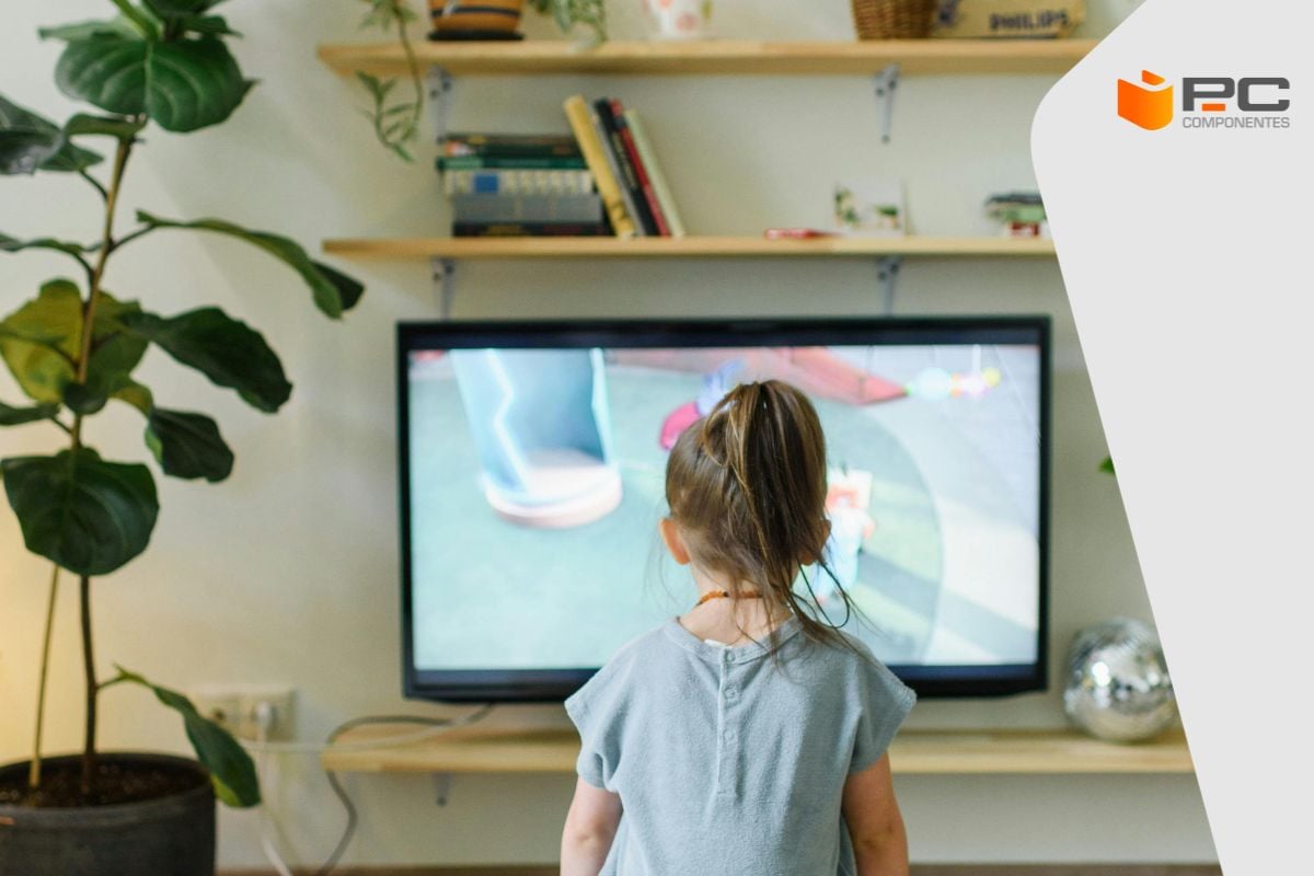 Un niño frente a uno de los mejores televisores Tesla Un niño frente a uno de los mejores televisores Tesla