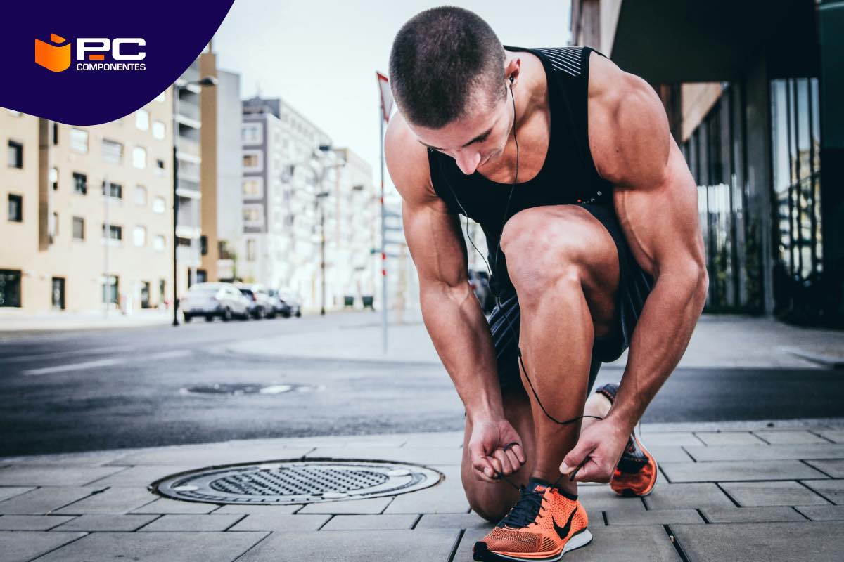 Un hombre deportista con uno de los mejores gadgets para runing Un hombre deportista con uno de los mejores gadgets para runing