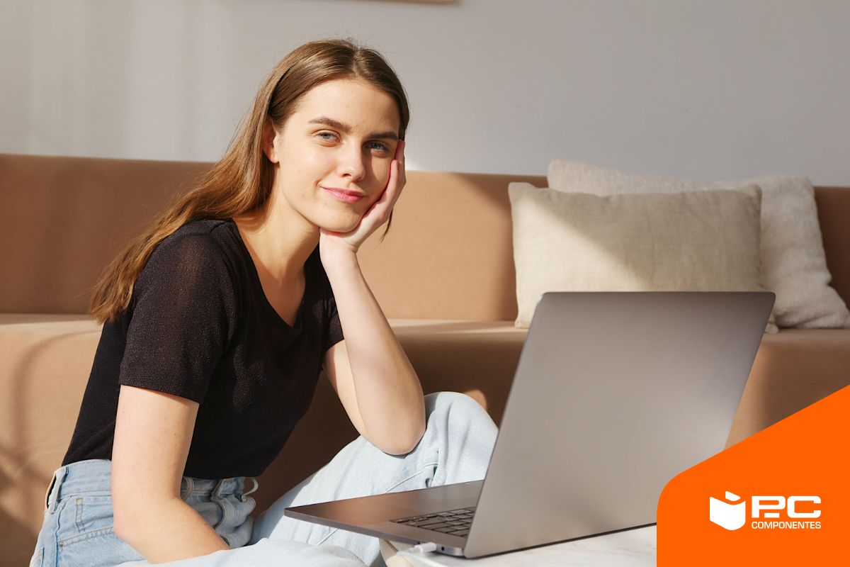 Una mujer intentando elegir un portátil para gaming