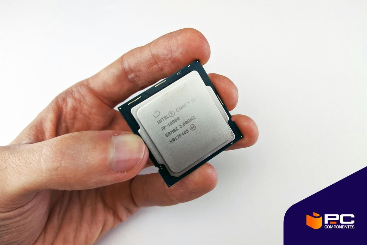 Eine Hand hält den Intel i-9 Prozessor gegen AMD Ryzen 9 PcComponentes Eine Hand hält den Intel i-9 Prozessor gegen AMD Ryzen 9 PcComponentes