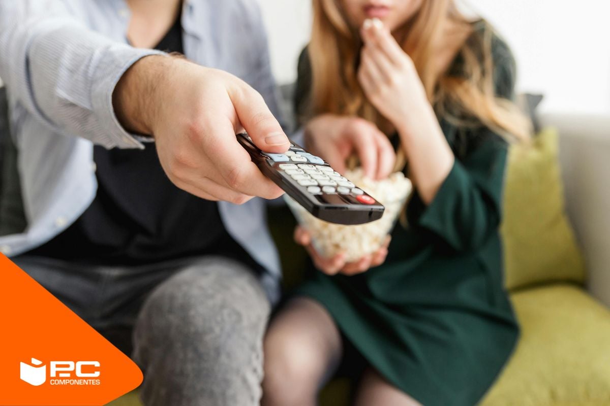 Ein Paar, das im Fernsehen die besten Außenfernseher betrachtet. Ein Paar, das Tv auf den besten Außenfernsehern sieht, auf PcComponentes.