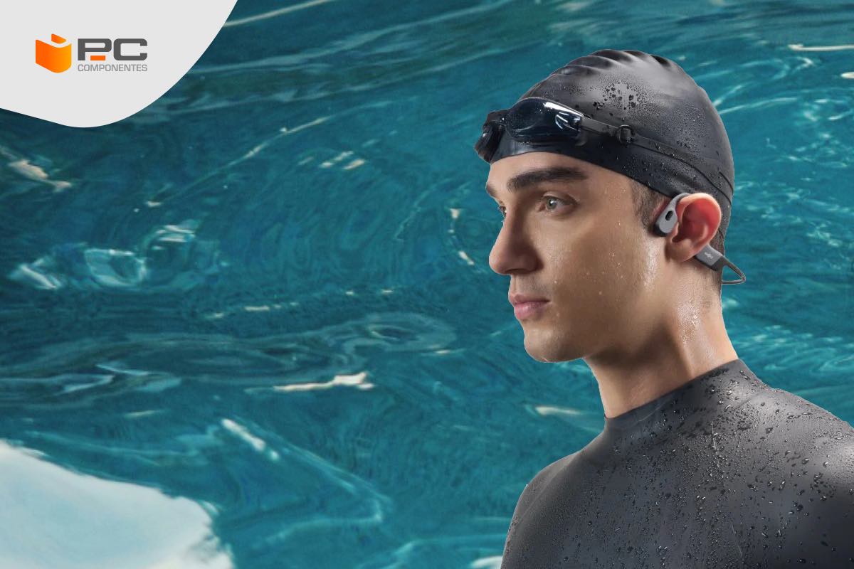 Una persona llevando unos auriculares de conducción ósea Una persona llevando unos auriculares de conducción ósea