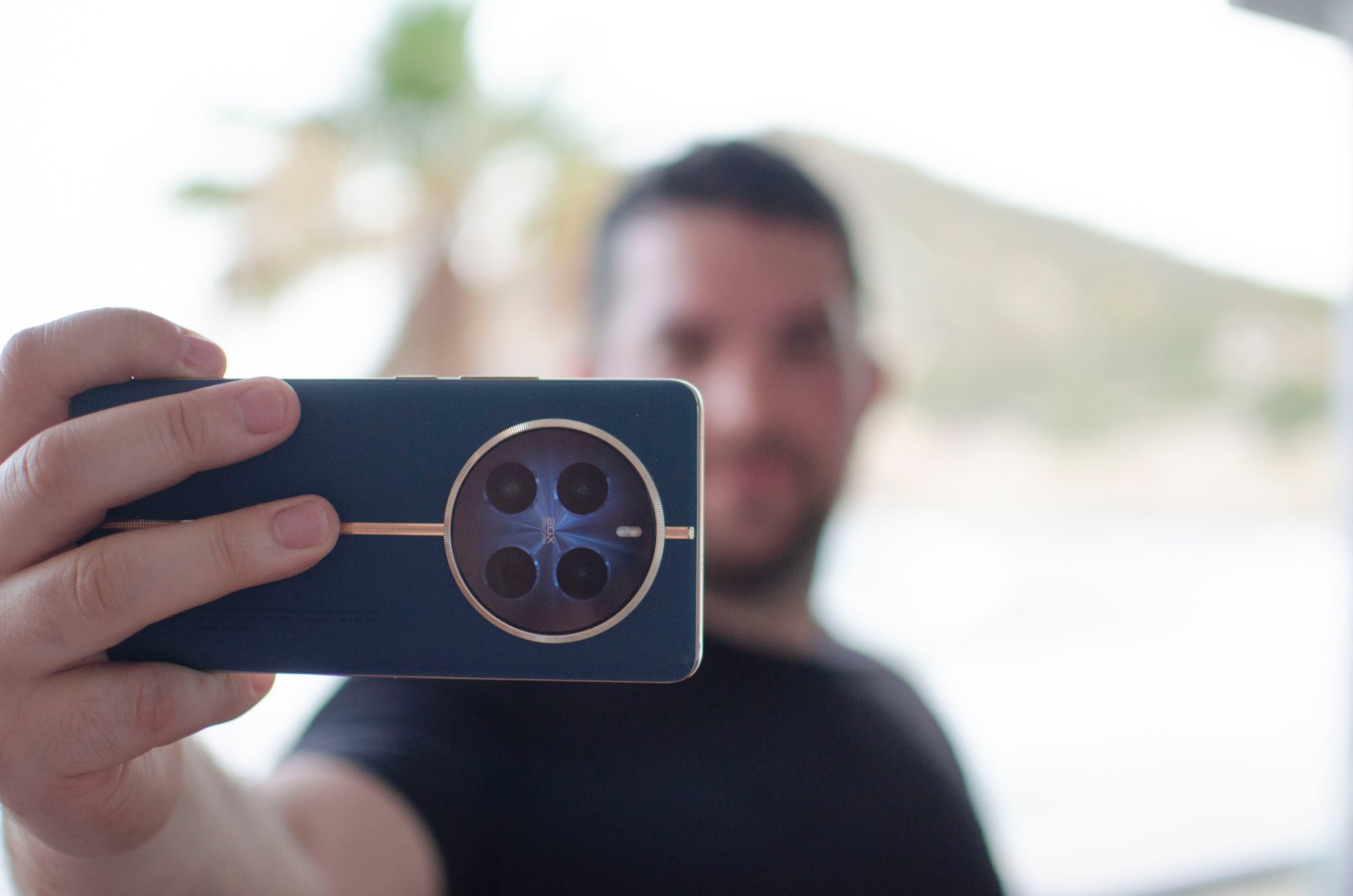 Un hombre realizando un análisis del Análisis Realme 12 Pro