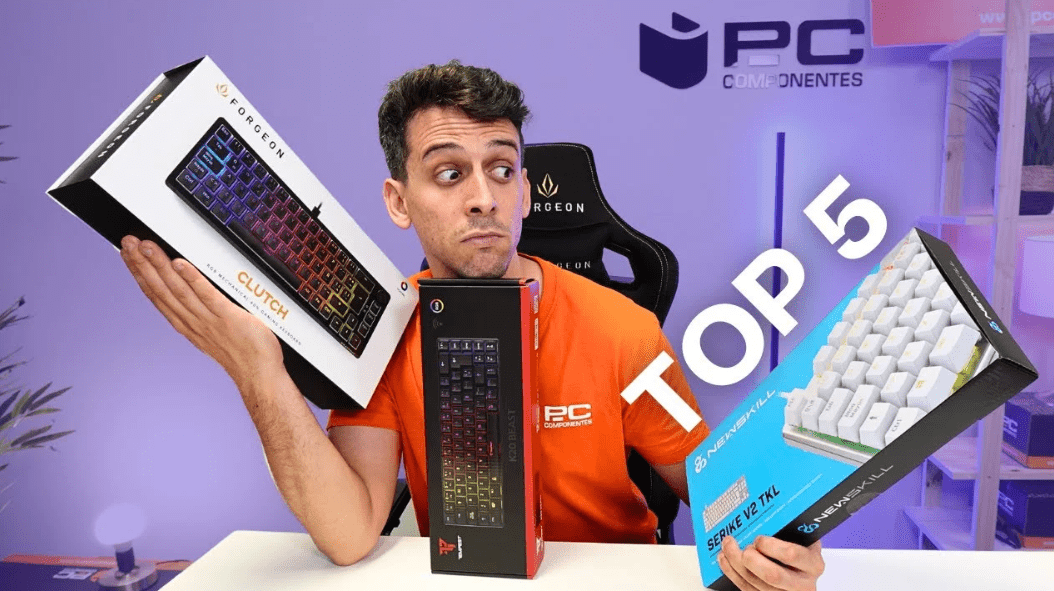 especialista em periféricos da pccomponentes com teclados gaming na mão