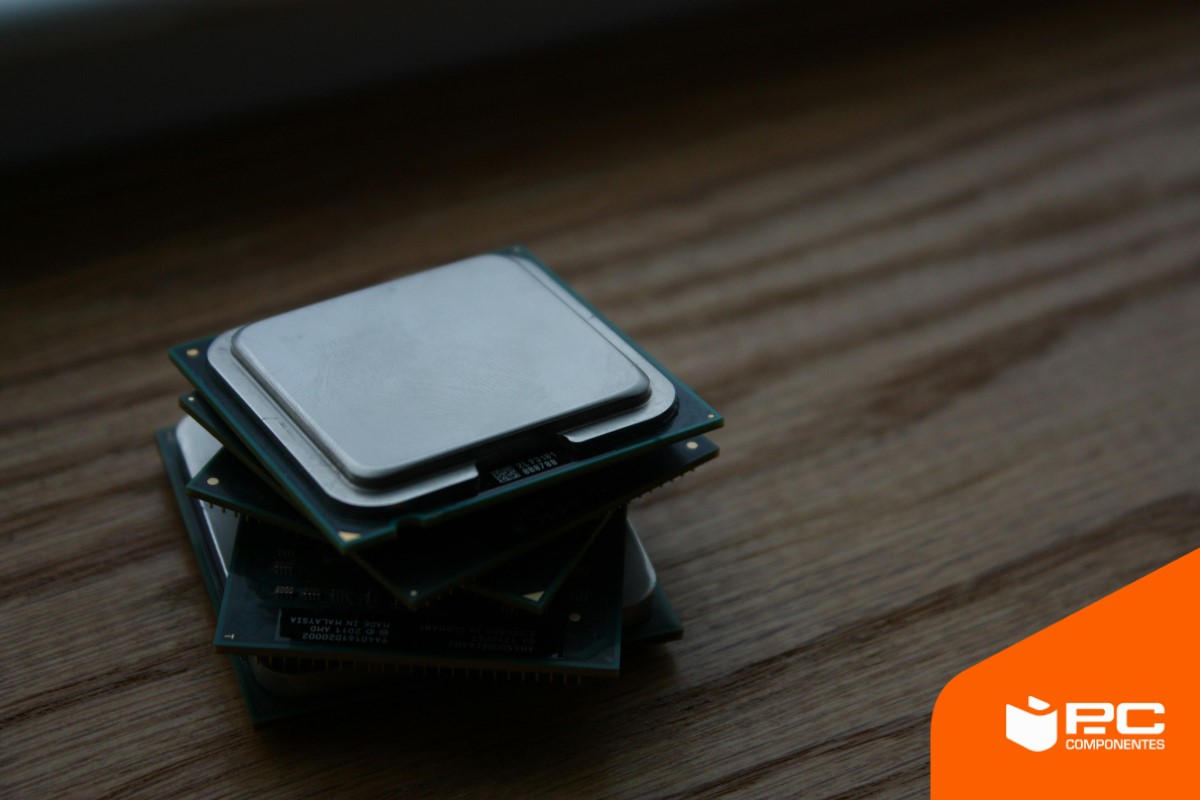 Un procesador AMD Ryzen 5 vs. Intel Core i5 encima de una mesa Un procesador AMD Ryzen 5 vs. Intel Core i5 encima de una mesa