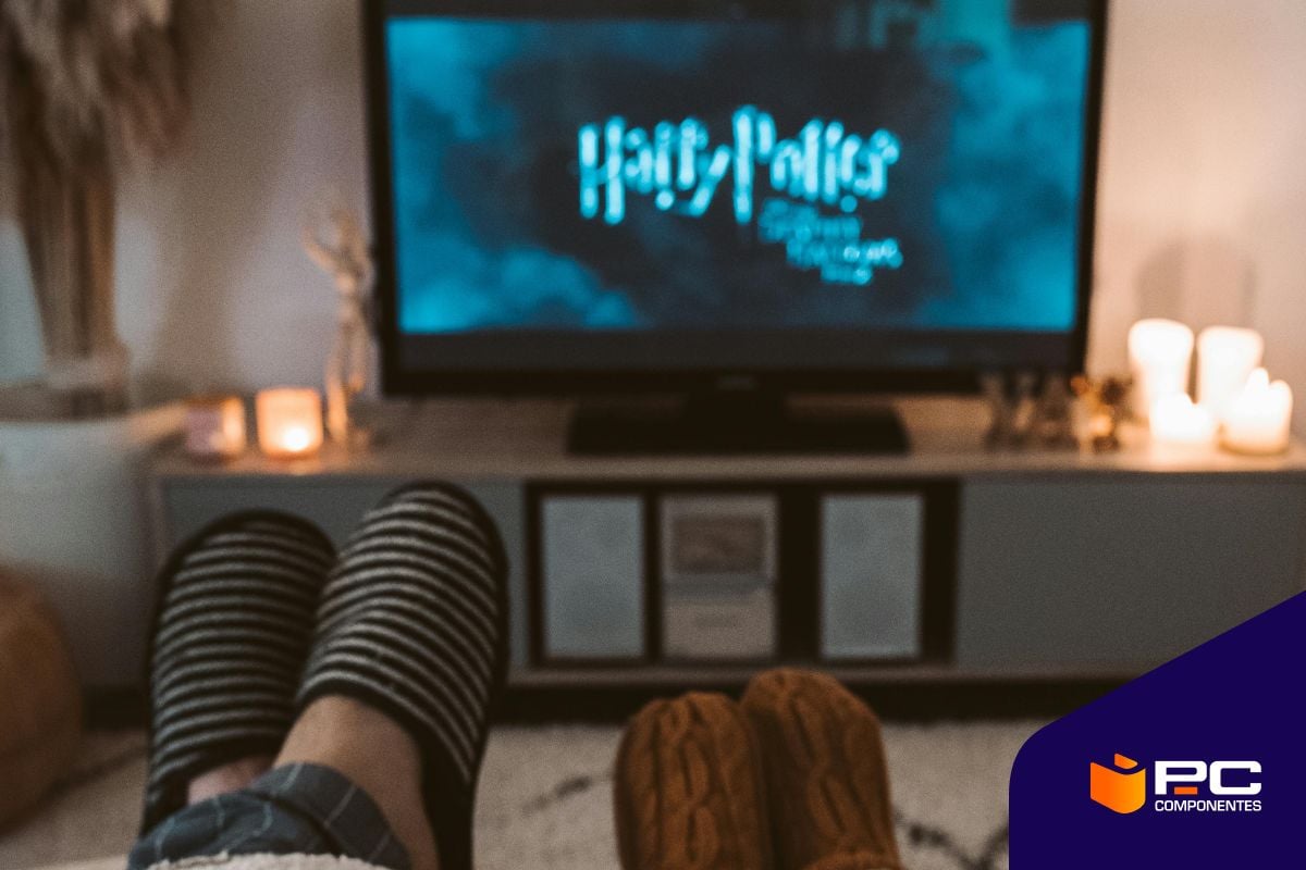 Una pareja viendo una película en uno de los mejores televisores Nilait en relación calidad precio