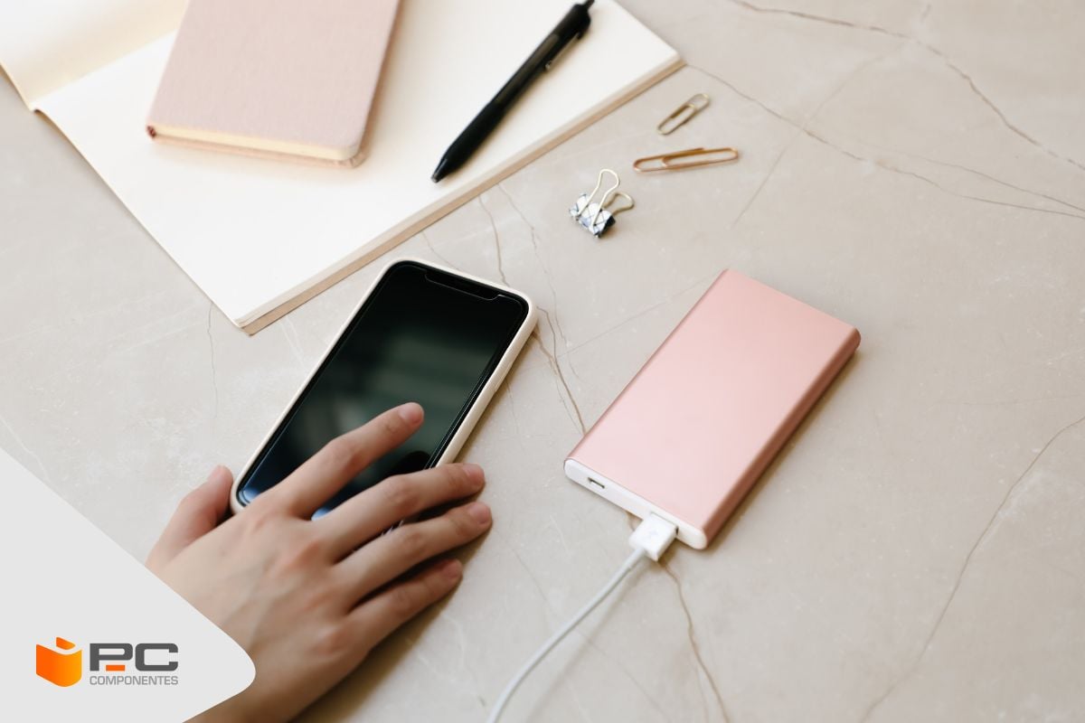 Una de las mejores powerbanks conectada a un móvil