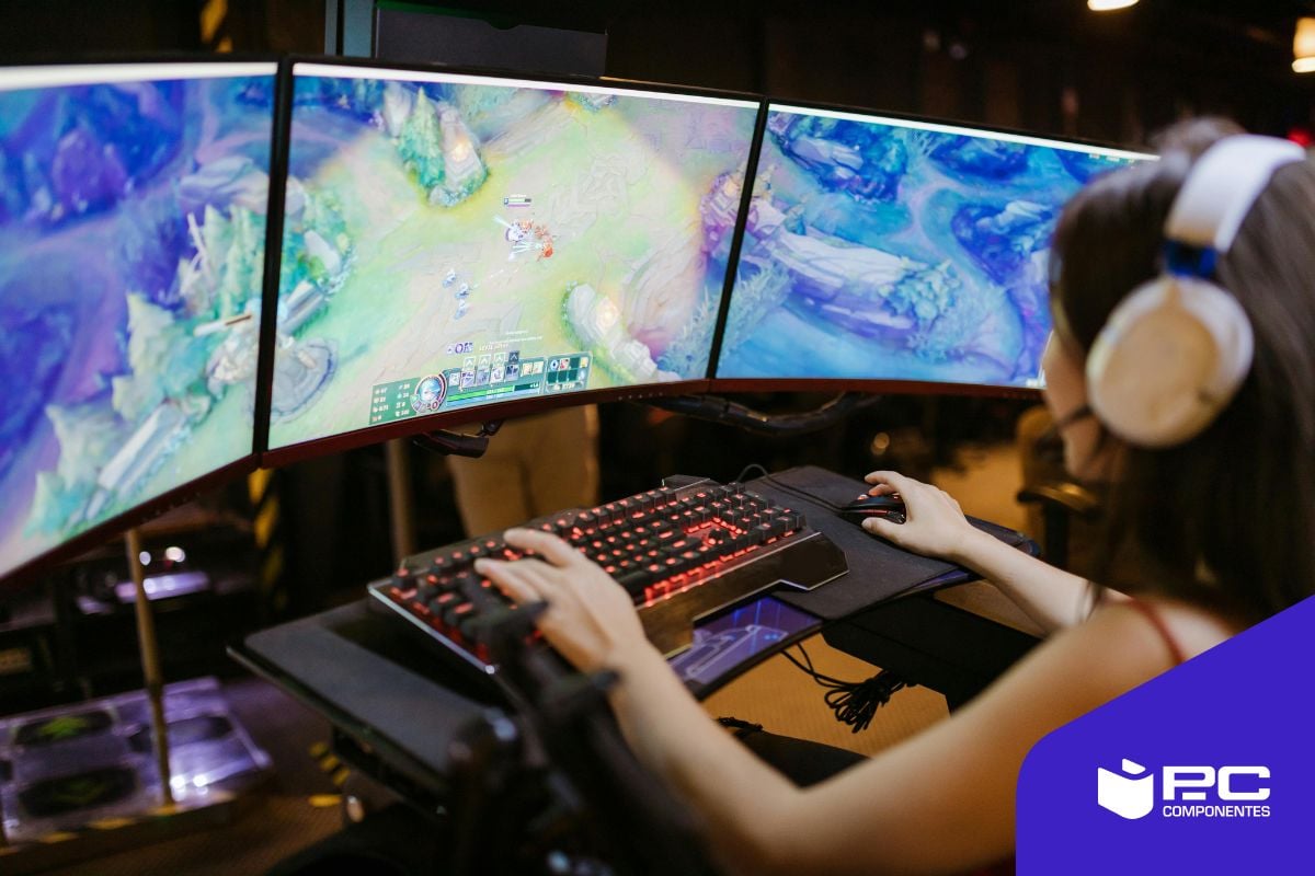 Una persona jugando con unos Monitores Gaming de 165hz vs 240hz