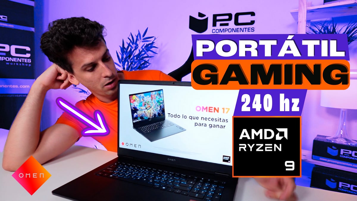 Experto en tecnología examina un portátil gaming HP Omen 17 con AMD Ryzen 9 y RTX 4060