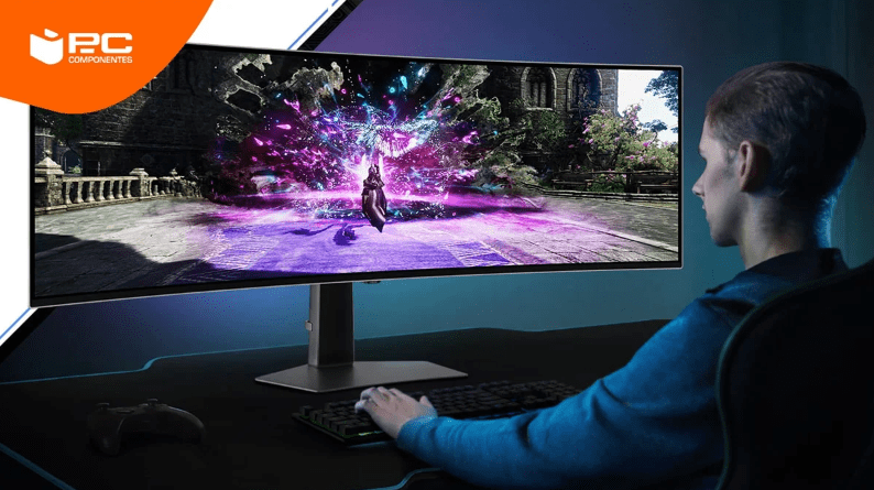 uma pessoa a usar um dos melhores monitores OLED-LED