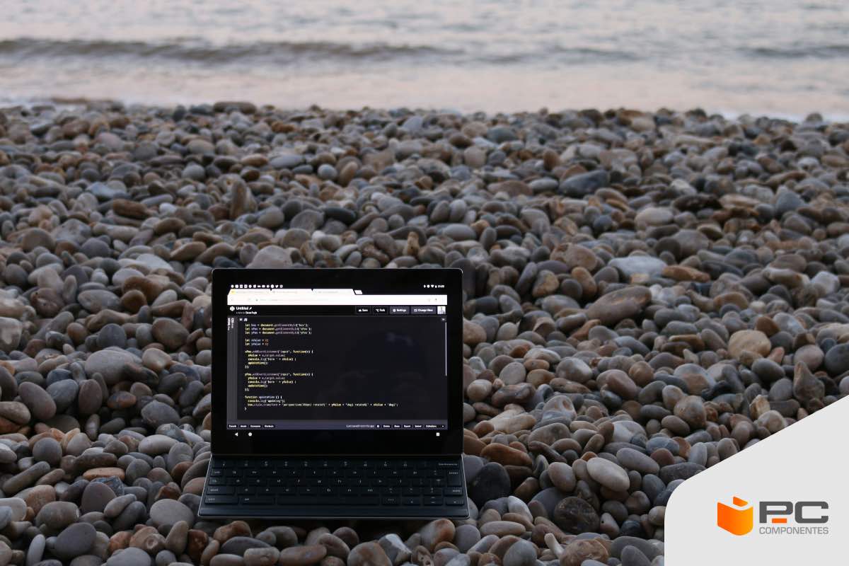 Un ordenador portatil de teletrabajo en la playa