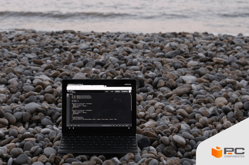 Um computador para teletrabalho na praia