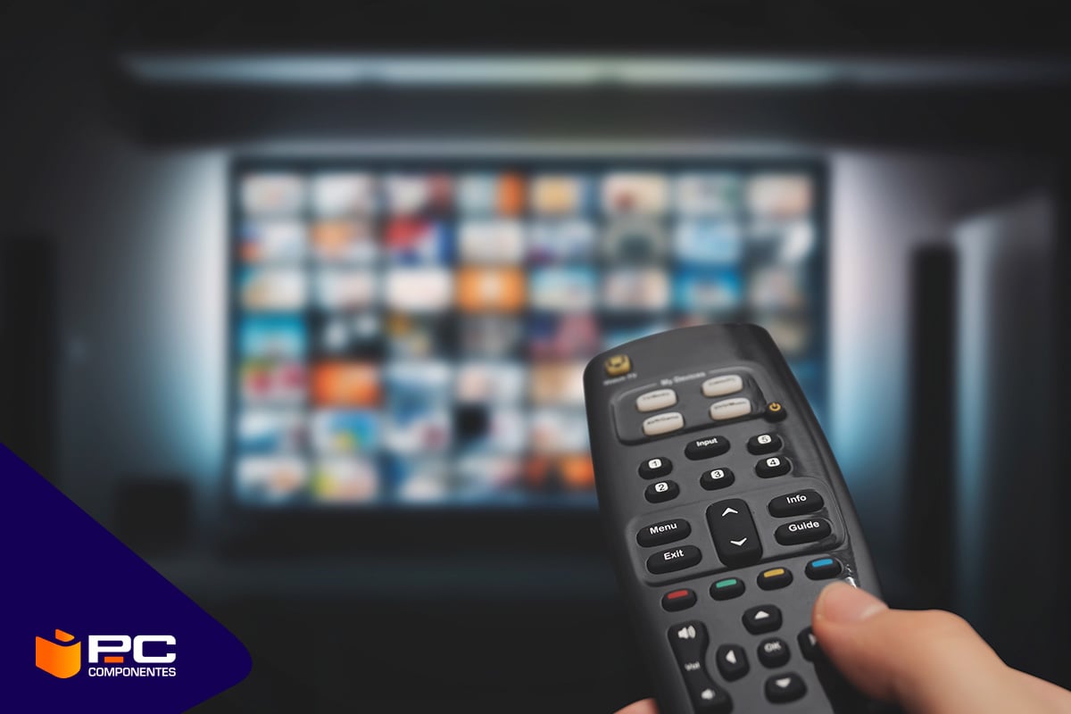 Un televisor QLED de Samsung Una persona utilizando una televisión QNED