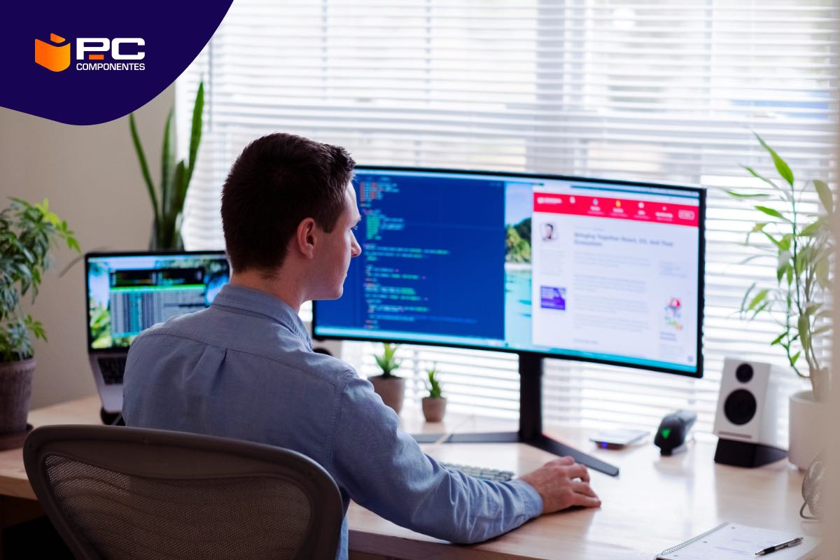 Ein Mann arbeitet mit einem der besten Desktop-Computer zum Programmieren von PcComponentes. Ein Mann arbeitet mit einem der besten Desktop-Computer zum Programmieren von PcComponentes.