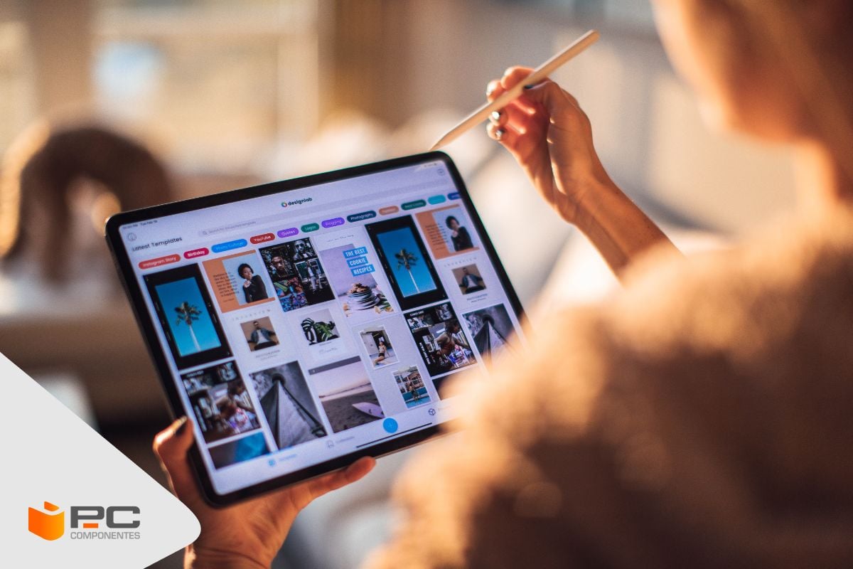 Una persona utilizando una tablet vs un chromebook