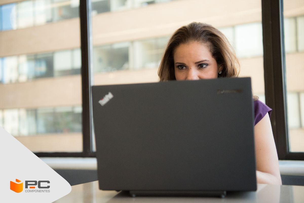 Una mujer descubriendo que es Lenovo Freestyle
