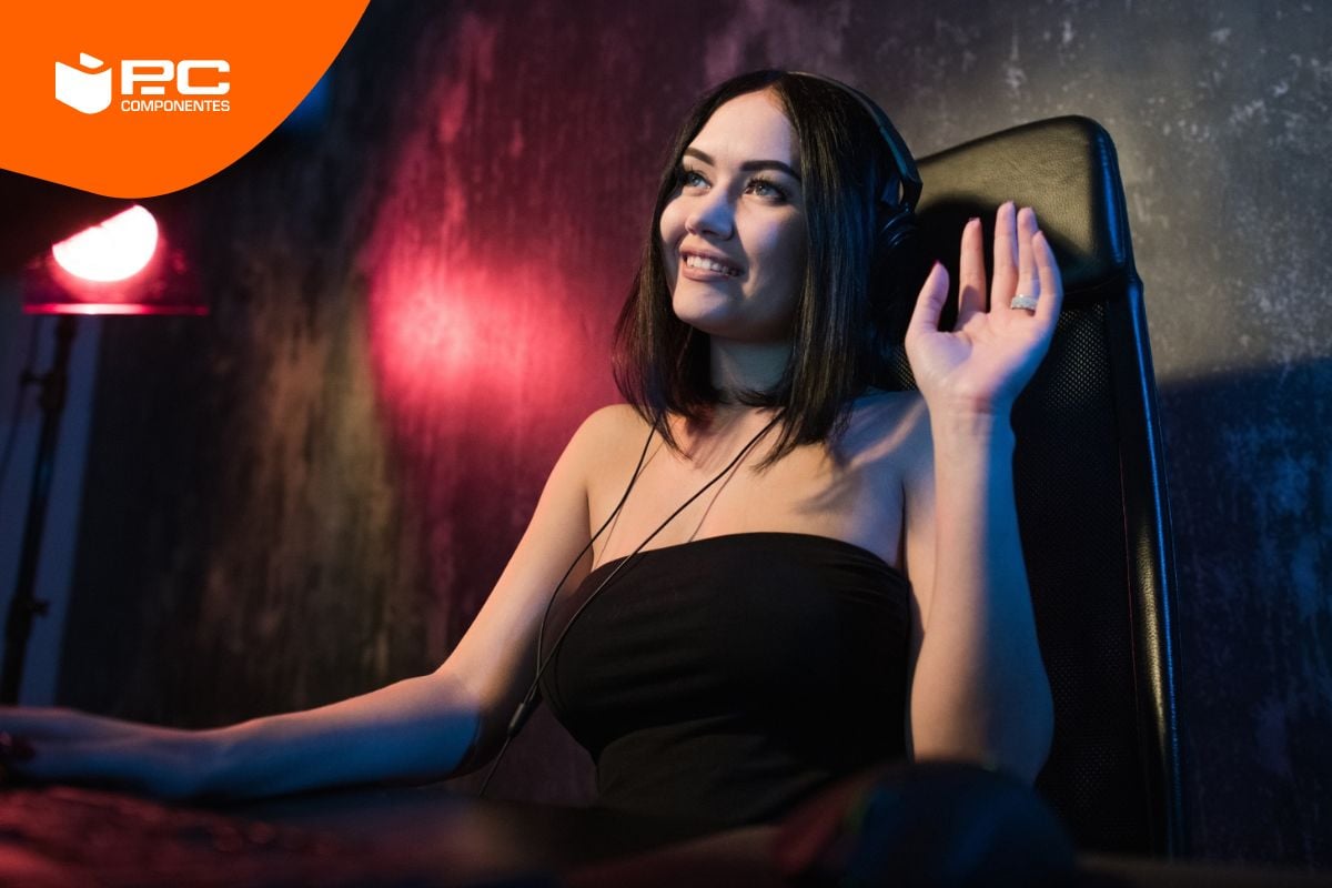 Un ragazzo gamer che gioca a Fortnite con una delle migliori schede grafiche di PcComponentes. Un ragazzo gamer che gioca a Fortnite con una delle migliori schede grafiche di PcComponentes.