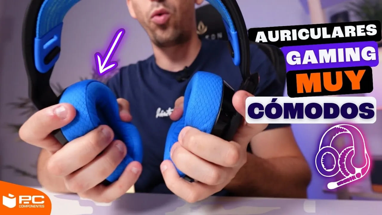 Experto en tecnología examina unos auriculares gaming Logitech G535 LIGHTSPEED
