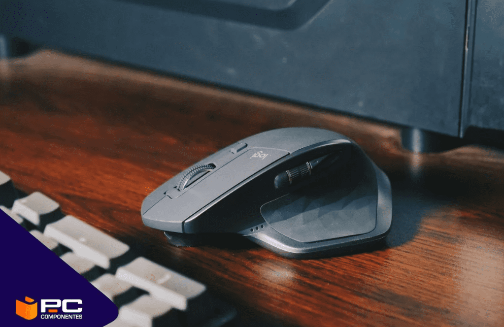 Uma pessoa a conectar um rato sem fios ao computador
