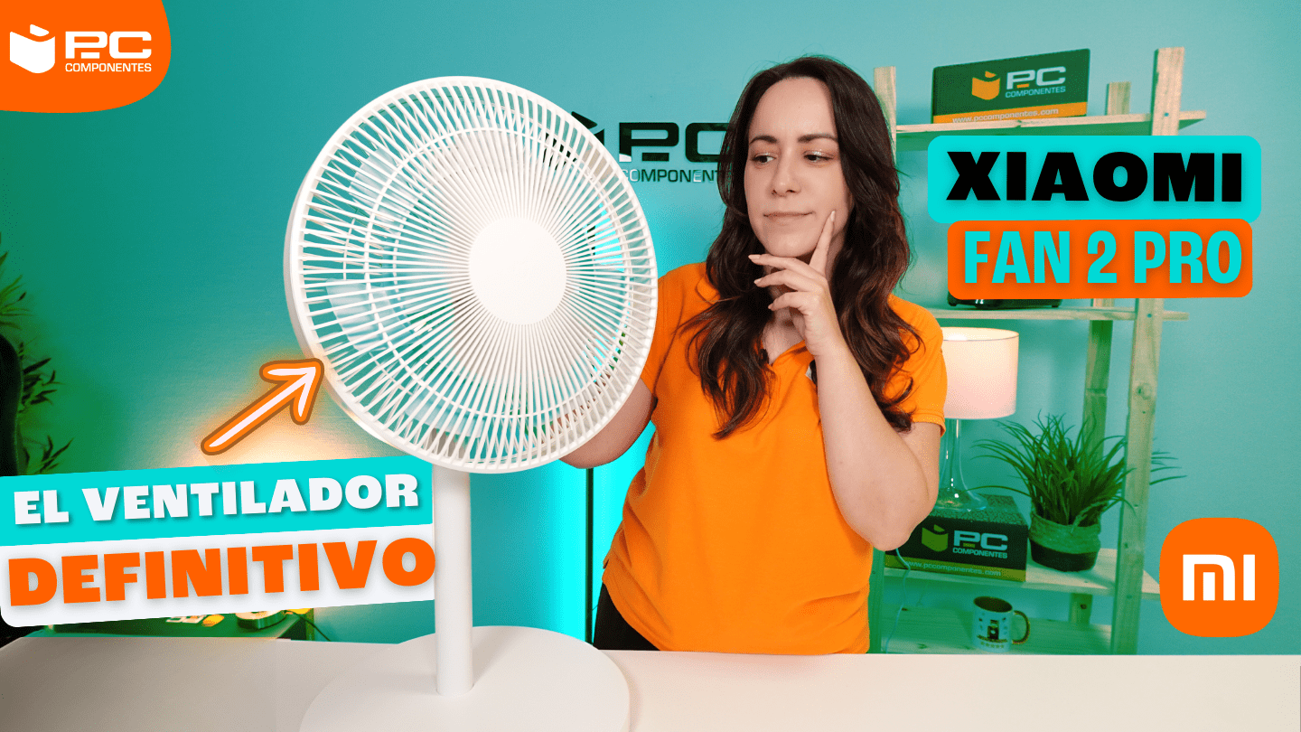 Experta en tecnología de hogar de PcComponentes sujetando Xiaomi Smart Standing Fan 2 Pro
