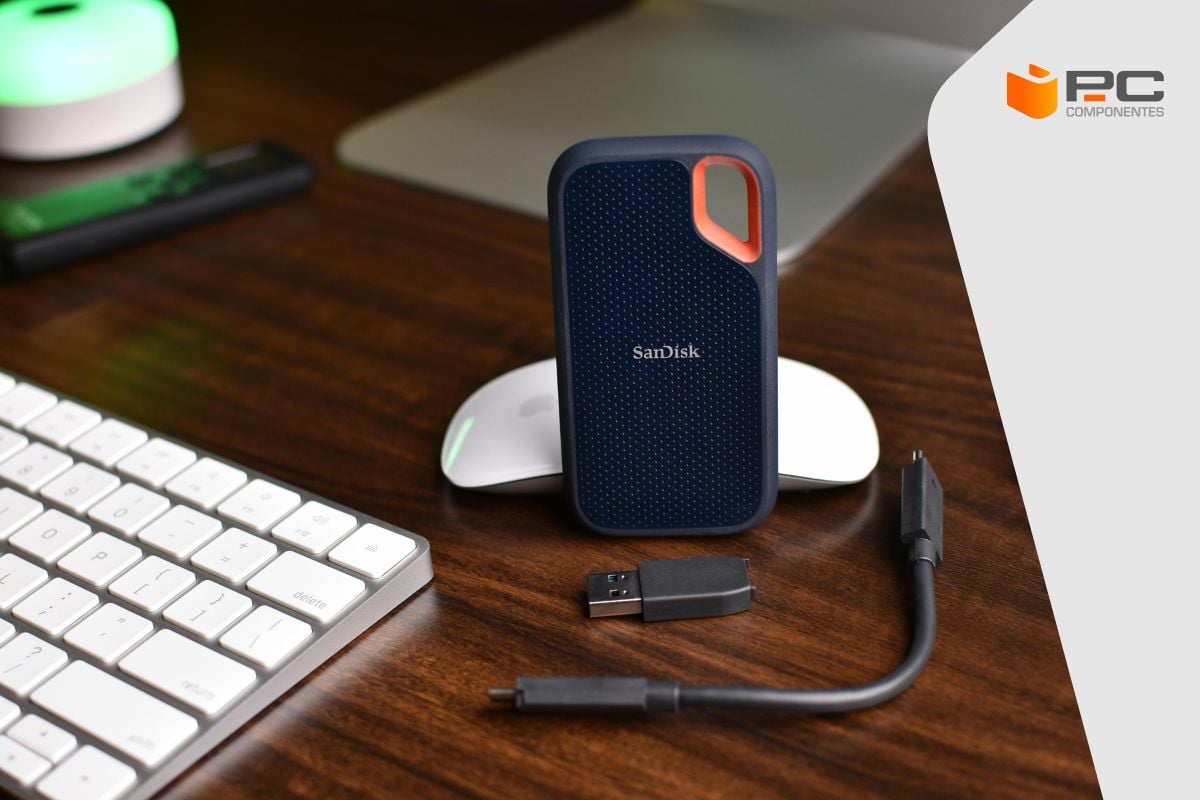 Un disco duro SSD con la capacidad adecuada apoyado en un escritorio