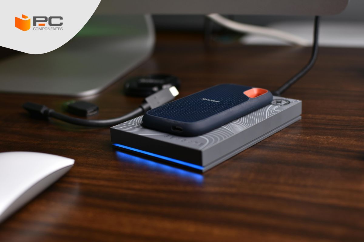 Un SSD con la capacidad adecuada encima de una mesa Un SSD con la capacidad adecuada encima de una mesa