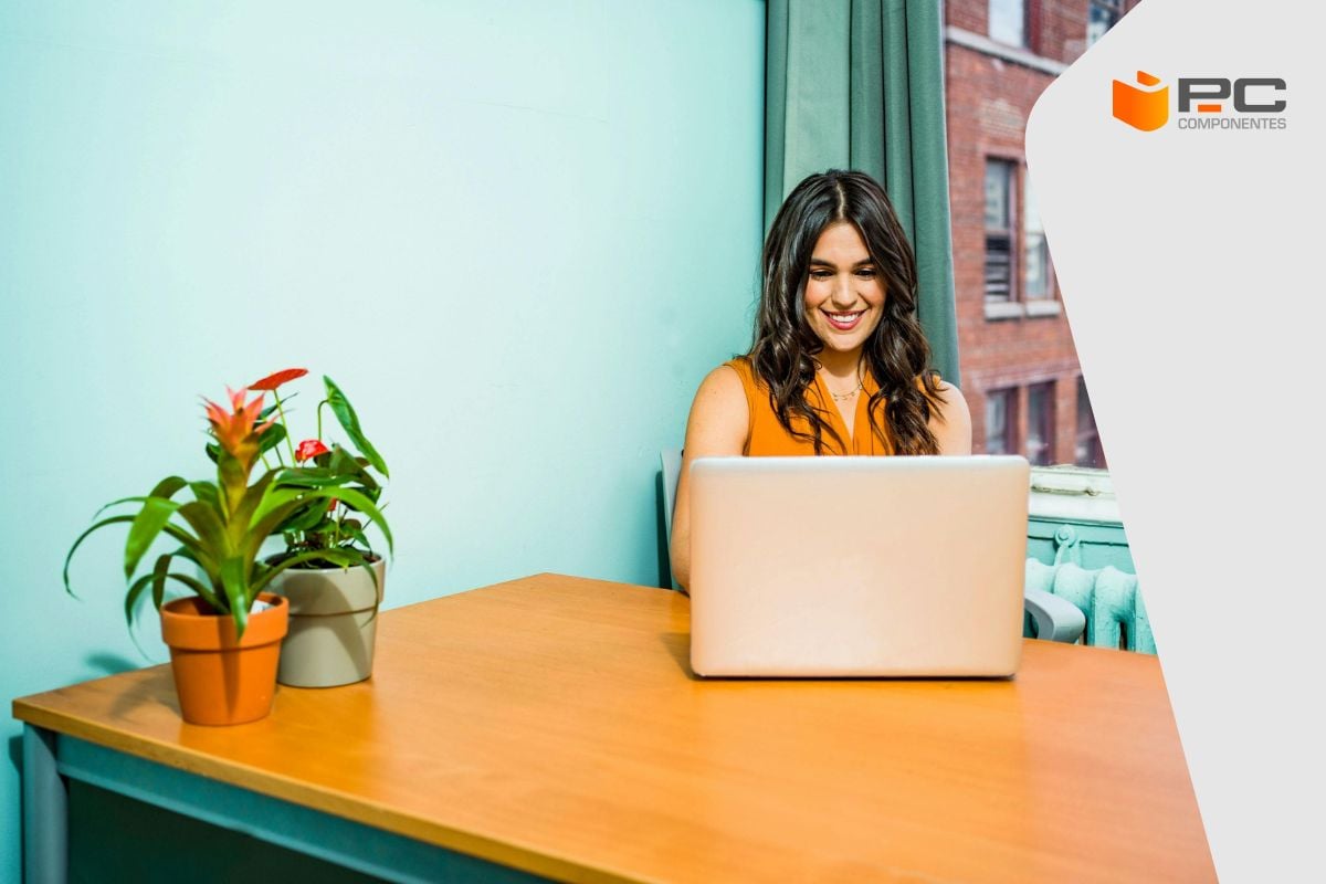 Uno dei migliori laptop per lavorare con l'Intelligenza Artificiale utilizzato da una donna Uno dei migliori laptop per lavorare con l'Intelligenza Artificiale utilizzato da una donna