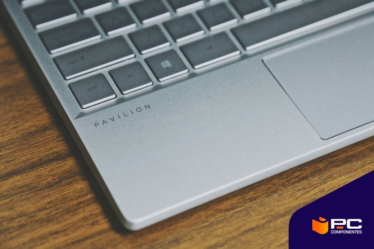 Ordenadores portátiles Asus vs HP: ¿cuáles son sus mejores portátiles? Detalle de un ordenador portátil HP Pavilion