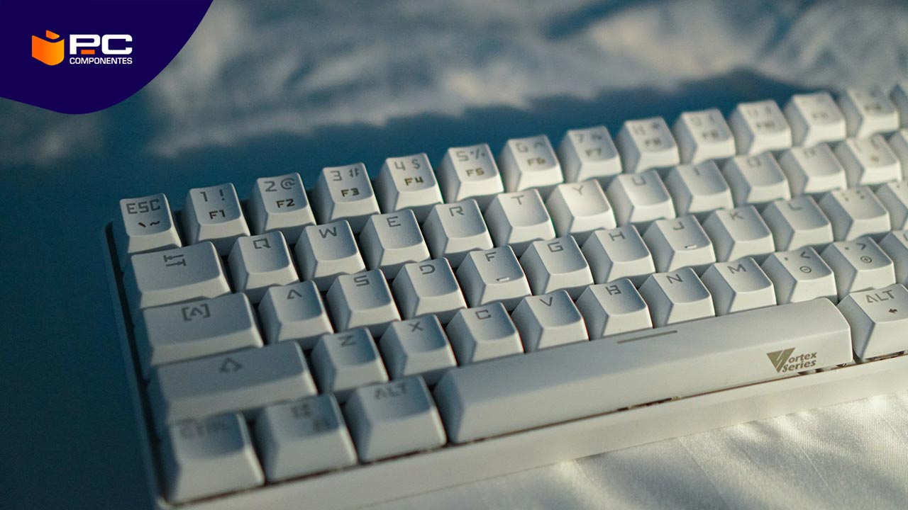 Detalle de un teclado blanco
