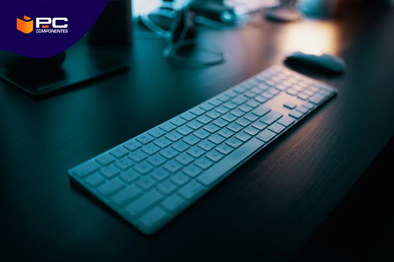 Tipos de chasis de teclado y cuál elegir Un teclado y un ratón para Mac encima de una mesa