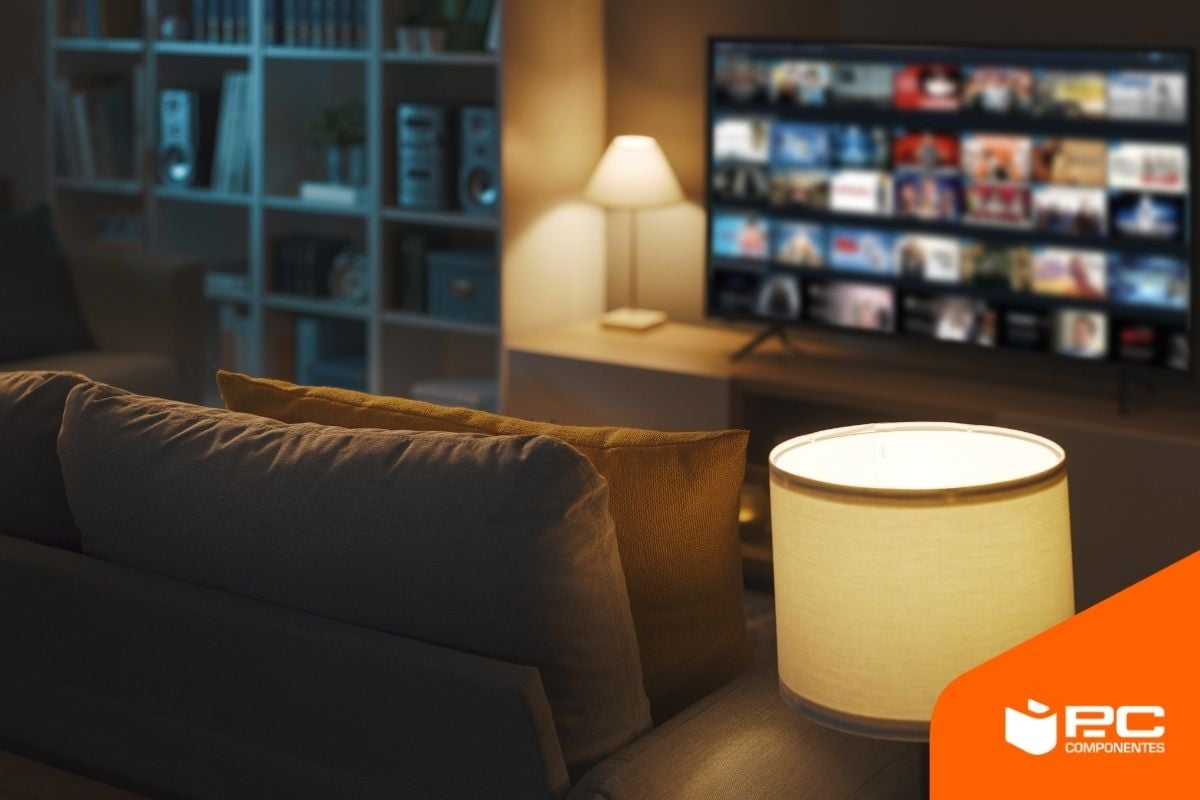 Android TV vs Roku TV: ¿qué sistema operativo es mejor para tu Smart TV? Un salón con un sofá en mi primer plano y un televisor de fondo
