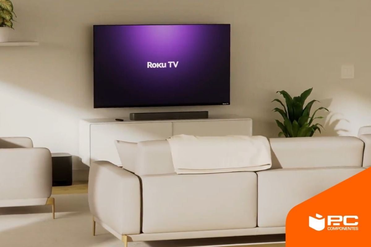 Un televisor con Roku TV colgado de la pared de un salón